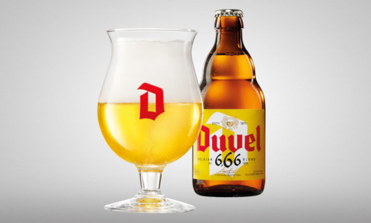 Duvel 666 blond flesje en glas op een grijze achtergrond